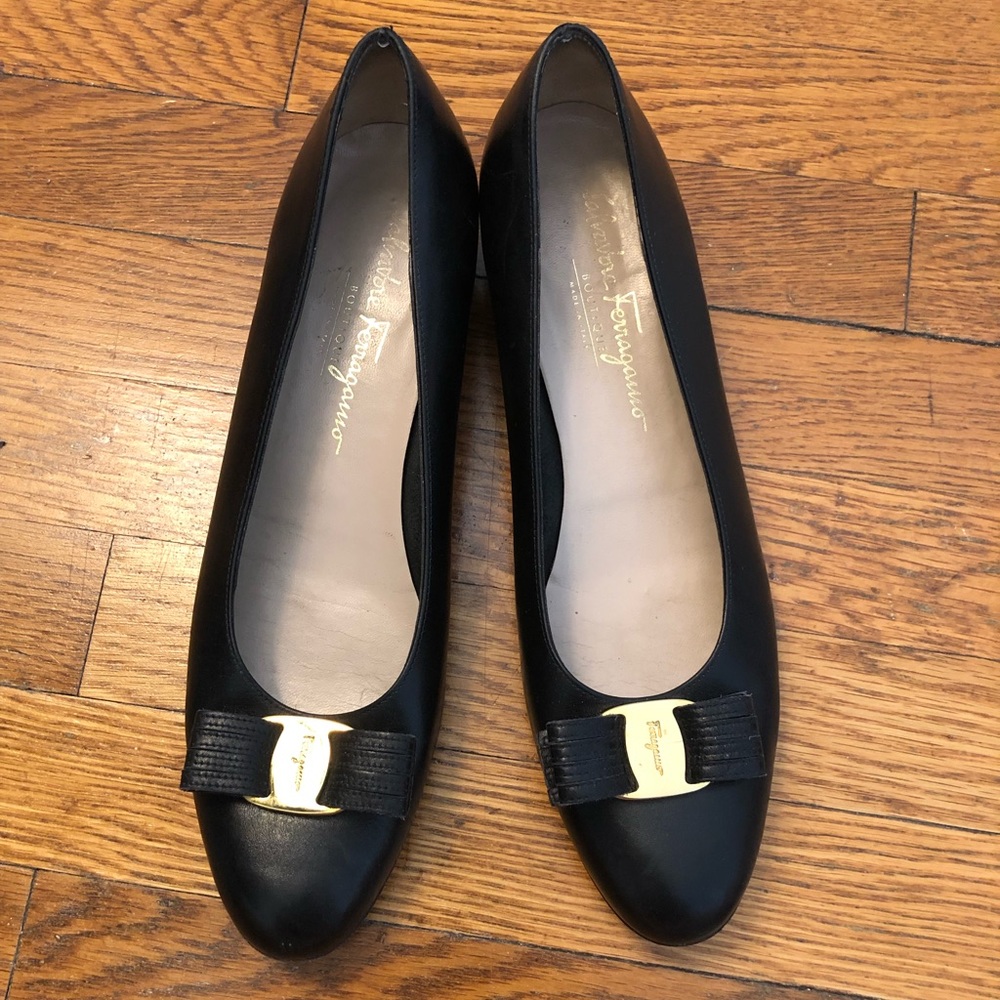 Ferragamo black leather ballerina flats